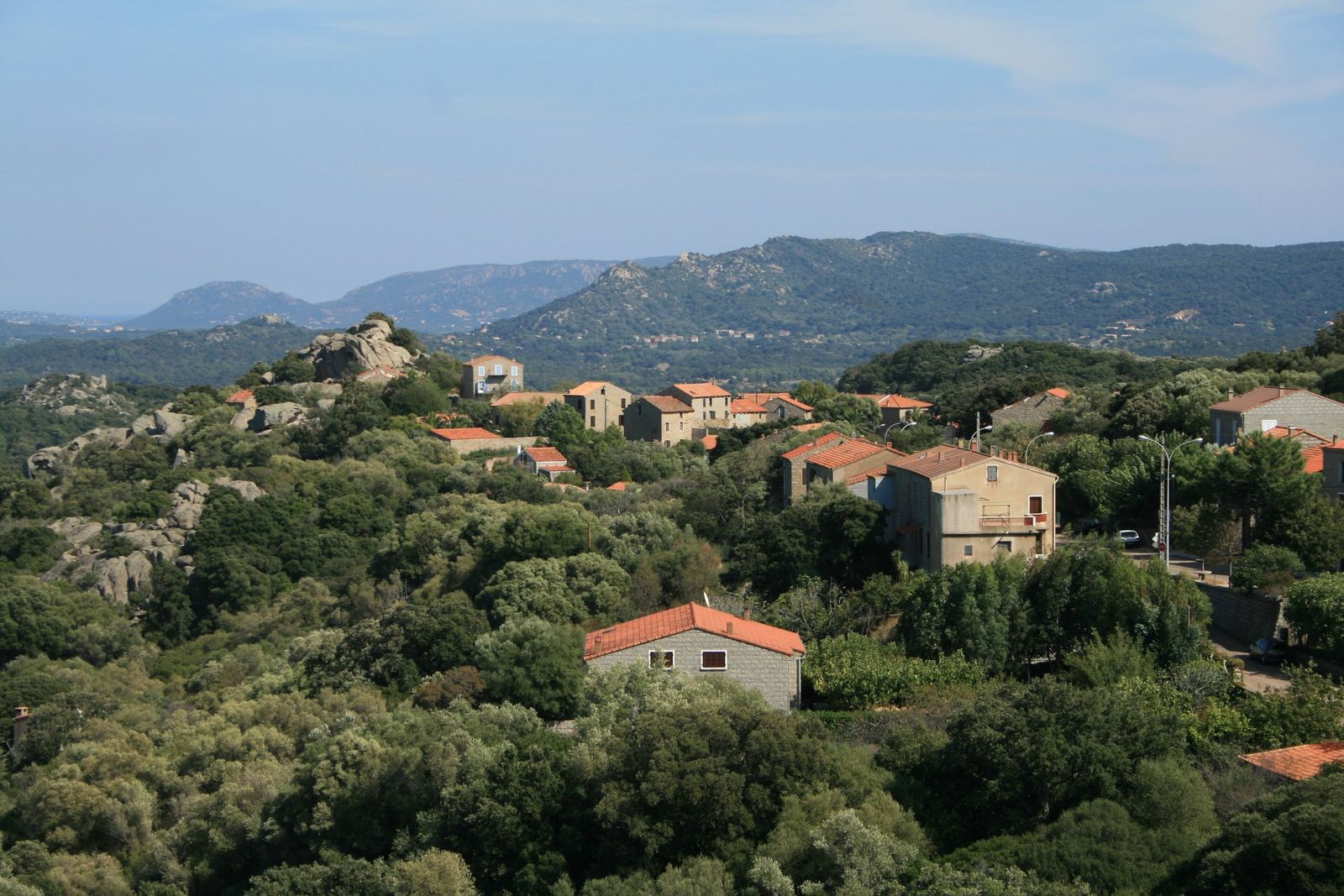 Le village de Sotta dans le maquis, collines boisées