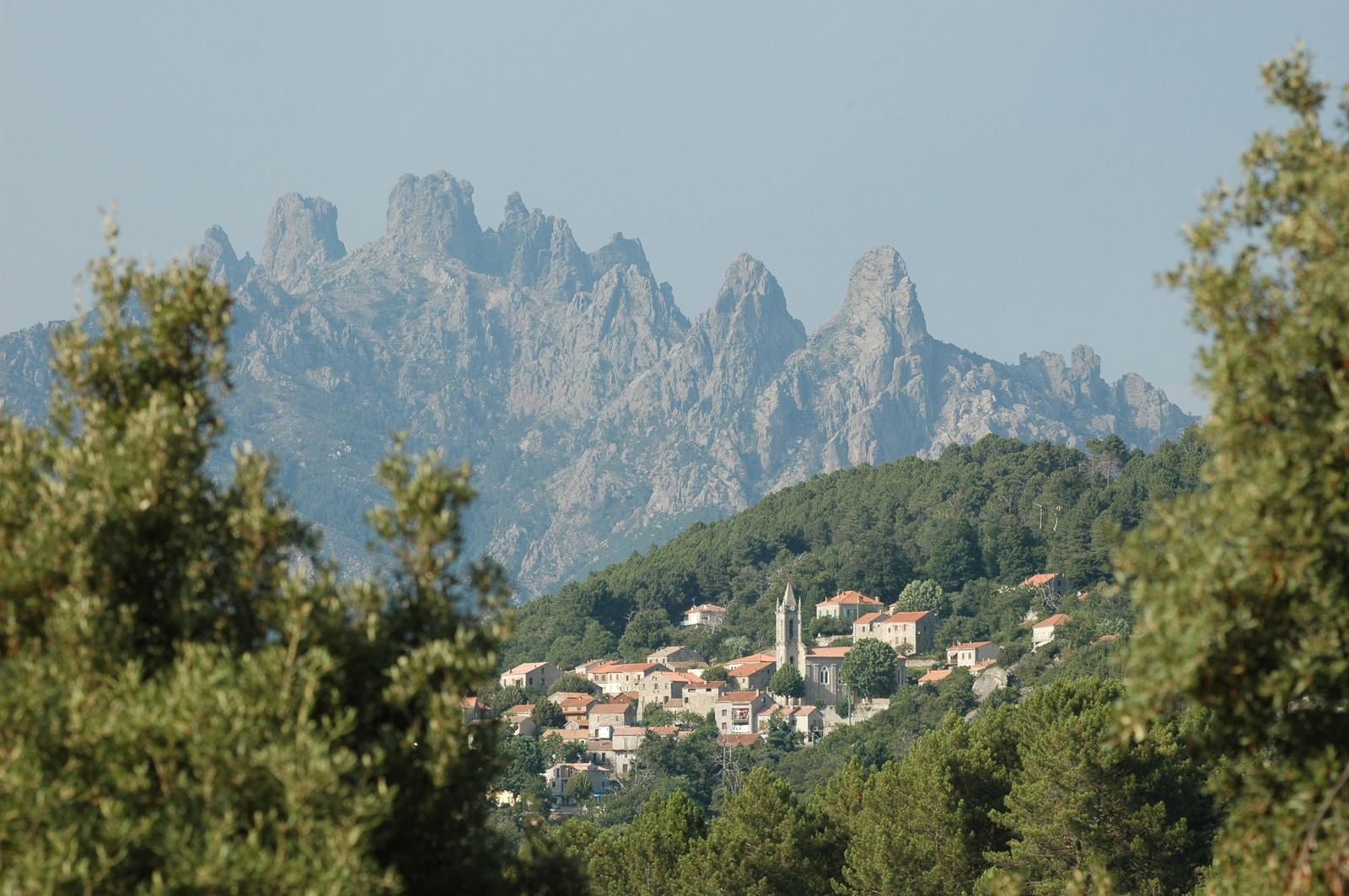Le village de Zonza au pied des aiguilles de Bavella
