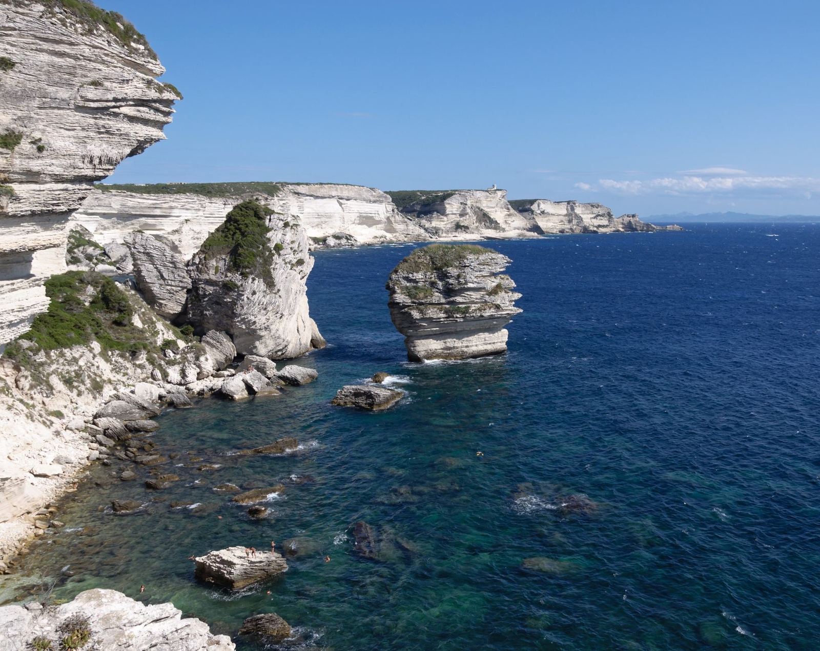 Les falaises blanches de Bonifacio et le rocher du Grain de Sable dans une mer turquoise